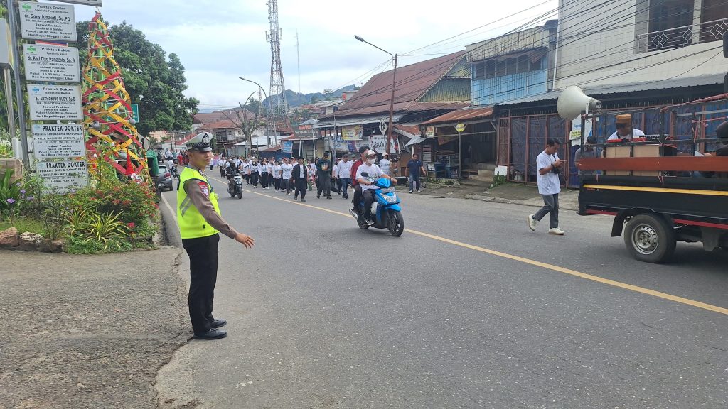 Personel Polres Tana Toraja Amankan Jalan Sehat Kerukunan Bernuansa Ekologis