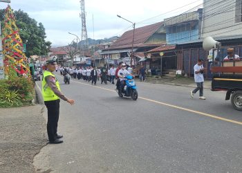 Personel Polres Tana Toraja Amankan Jalan Sehat Kerukunan Bernuansa Ekologis