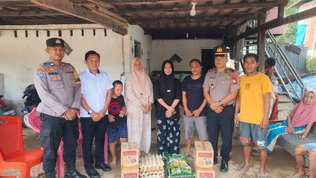 Kapolsek Belawa Bersama Personel Salurkan Bantuan ke Korban Kebakaran