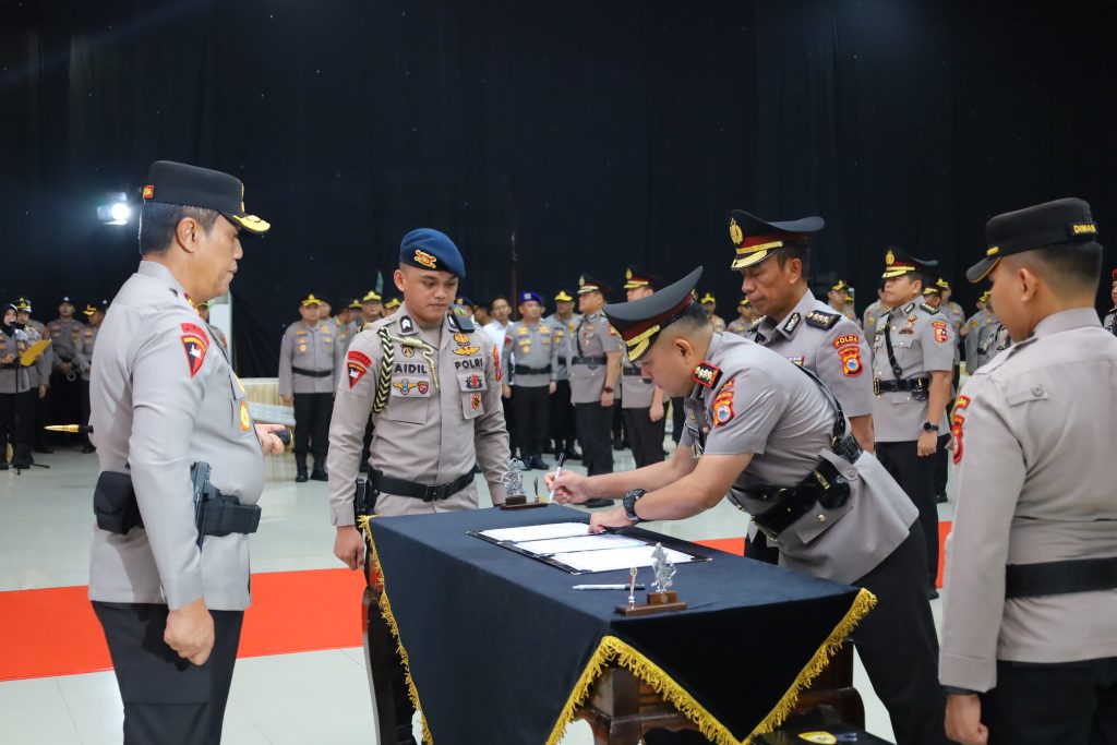Kapolda Sulsel Pimpin Sertijab Karo SDM, Dirlantas, Kabidkum, Kapolres dan Dirres PPA