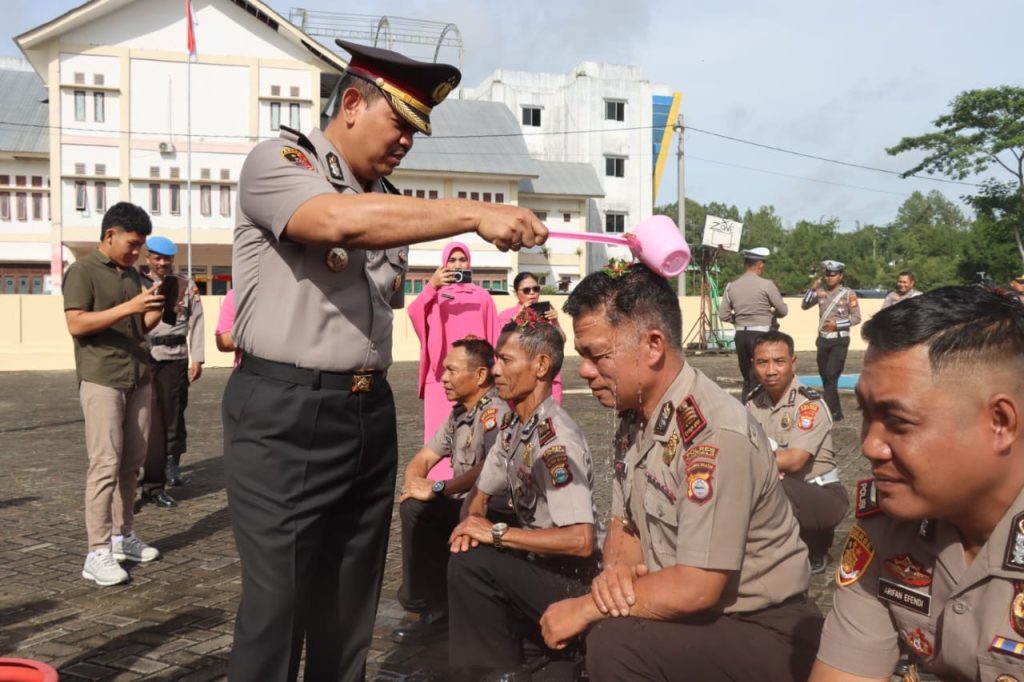 Awali Tahun 2026, Polres Toraja Utara Gelar Upacara Laporan Kenaikan Pangkat 28 Personel