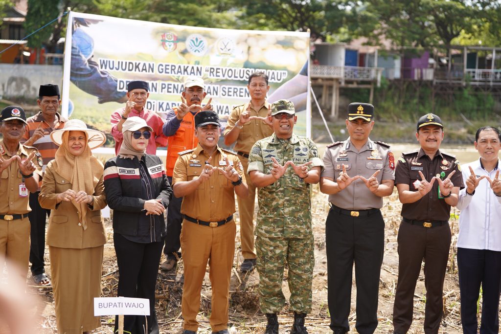 Hadiri Gerakan Revolusi Hijau, Kapolres Wajo Tanam Pohon