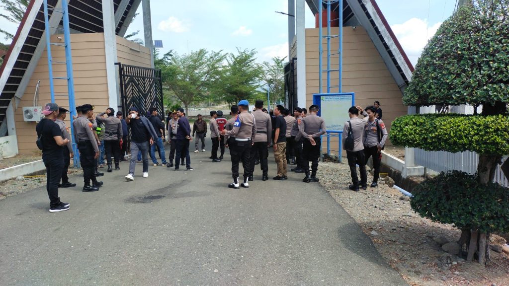 Personel Polres Wajo Pengamanan Pembukaan Akses Bendungan Paselloreng dan Gilireng