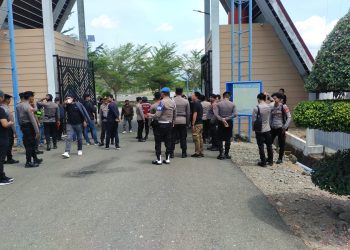 Personel Polres Wajo Pengamanan Pembukaan Akses Bendungan Paselloreng dan Gilireng