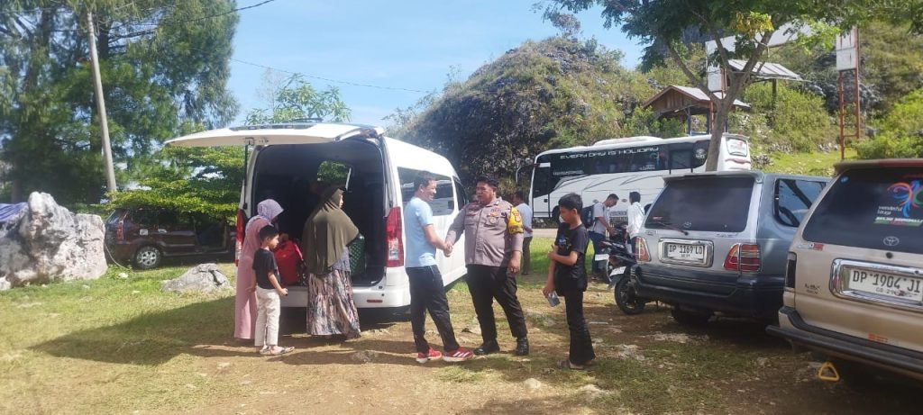 Bhabinkamtibmas Polsek Makale Lakukan Sambang Humanis di Kawasan Wisata Buntu Burake
