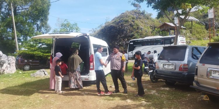 Bhabinkamtibmas Polsek Makale Lakukan Sambang Humanis di Kawasan Wisata Buntu Burake
