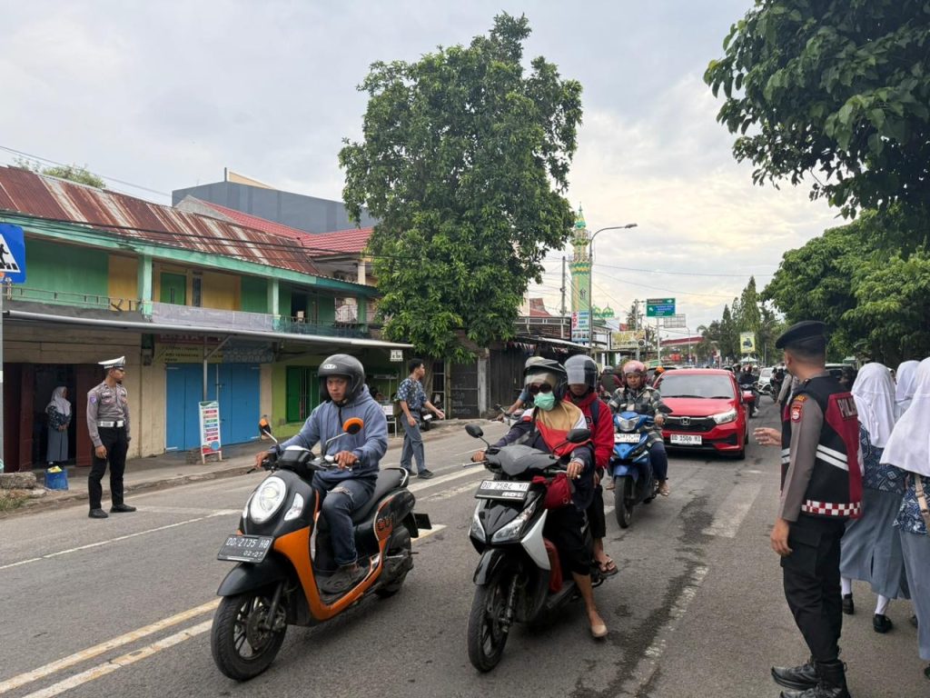 Pastikan Kamseltibcarlantas, Personel Polres Bulukumba Gelar Gatur Lalu Lintas Pagi