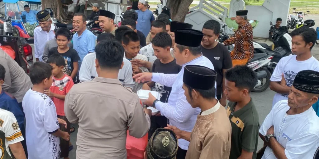 Usai Melaksanakan Sholat Jumat, Kapolres Selayar Langsung Berbagi ke Masyarakat Benteng
