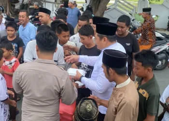 Usai Melaksanakan Sholat Jumat, Kapolres Selayar Langsung Berbagi ke Masyarakat Benteng