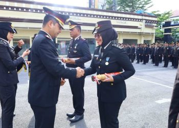 Kapolrestabes Makassar Pimpin Upacara Penganugerahan Tanda Kehormatan Satyalencana Pengabdian