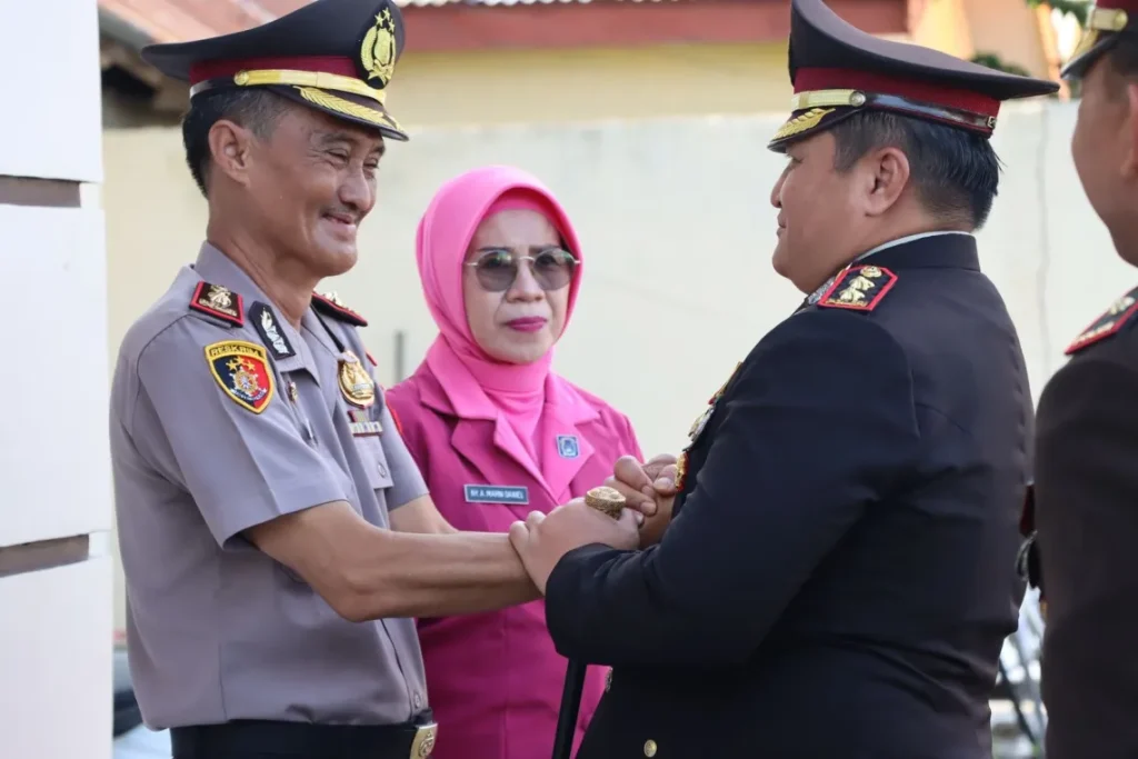 Kapolsek Bontosikuyu Polres Selayar Terima Kenaikan Pangkat Pengabdian Setingkat Lebih Tinggi