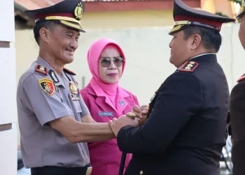 Kapolsek Bontosikuyu Polres Selayar Terima Kenaikan Pangkat Pengabdian Setingkat Lebih Tinggi