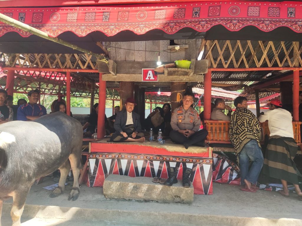 Kapolsek Tondon Nanggala Pimpin Langsung Pengamanan Kegiatan Adat Rambu Solo’