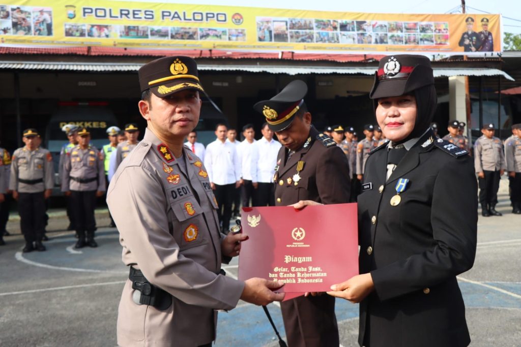Kapolres Palopo Beri Tanda Kehormatan Satyalancana Pengabdian ke 4 Personel