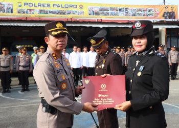 Kapolres Palopo Beri Tanda Kehormatan Satyalancana Pengabdian ke 4 Personel