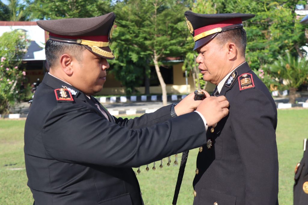 Kapolres Jeneponto Anugerahkan Satya Lencana Pengabdian kepada 19 Personel