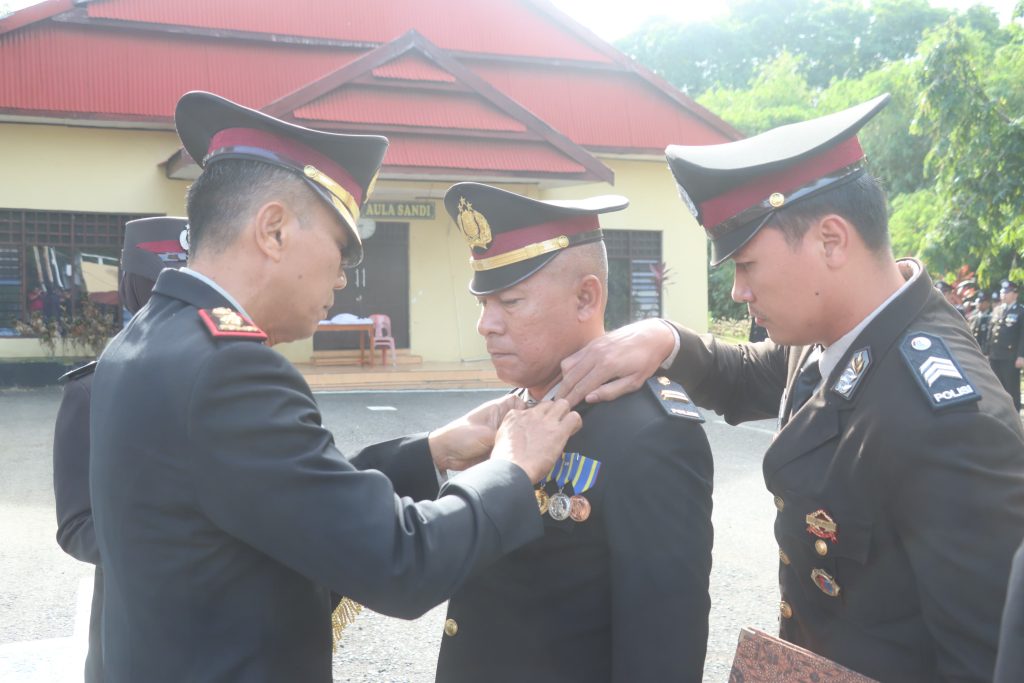 Polres Wajo Gelar Upacara Penyematan Satya Lencana Pengabdian