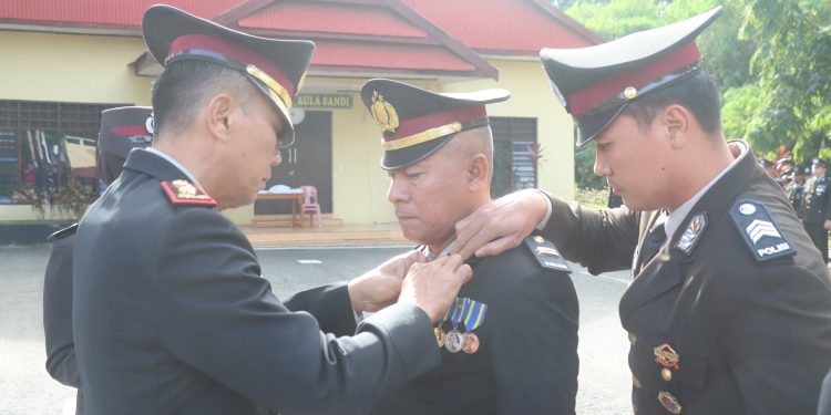 Polres Wajo Gelar Upacara Penyematan Satya Lencana Pengabdian