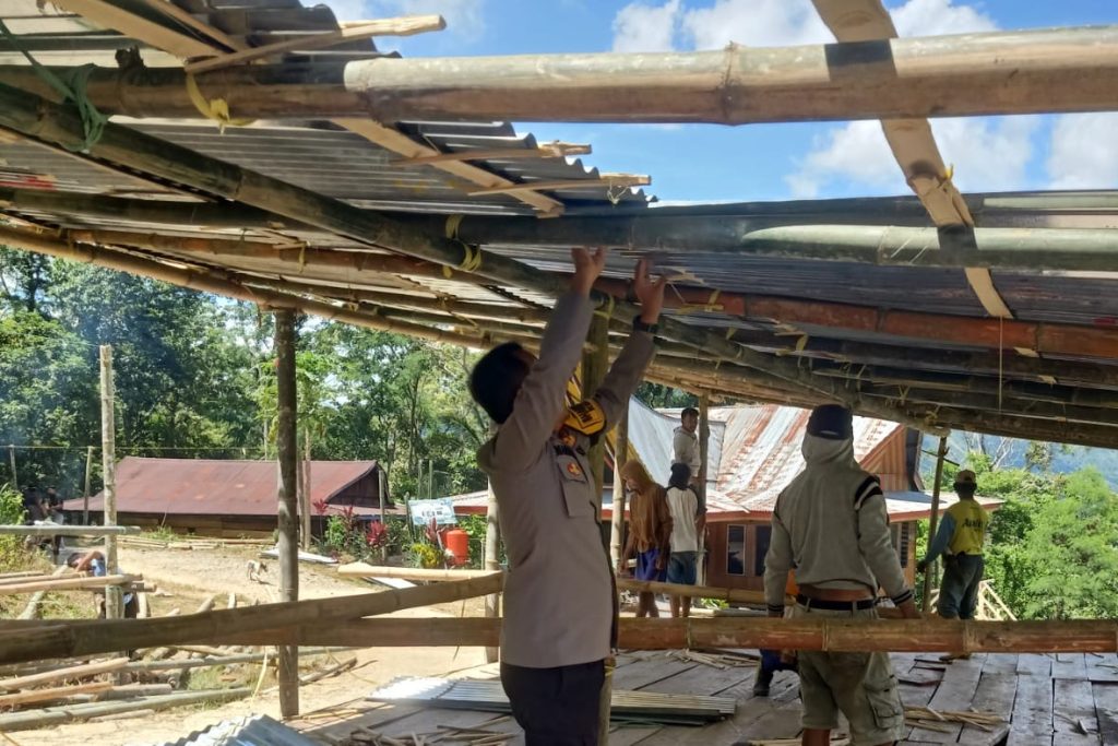 Bhabinkamtibmas Bonggakaradeng Polres Tator Bangun Kebersamaan Lewat Gotong Royong