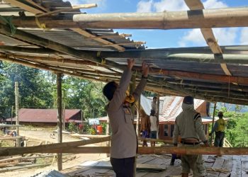 Bhabinkamtibmas Bonggakaradeng Polres Tator Bangun Kebersamaan Lewat Gotong Royong