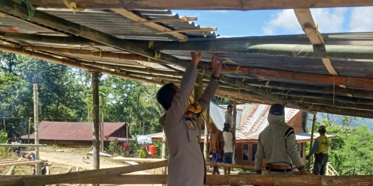 Bhabinkamtibmas Bonggakaradeng Polres Tator Bangun Kebersamaan Lewat Gotong Royong