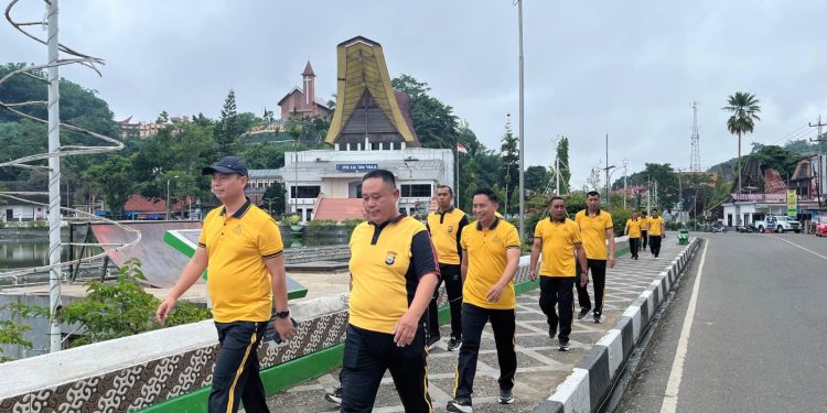 Jaga Kebugaran Tubuh, Kapolres Tana Toraja Melakukan Olahraga Bersama