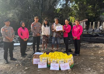 Peduli Korban Kebakaran, Bhayangkari Cabang Toraja Utara Serahkan Bantuan Sosial