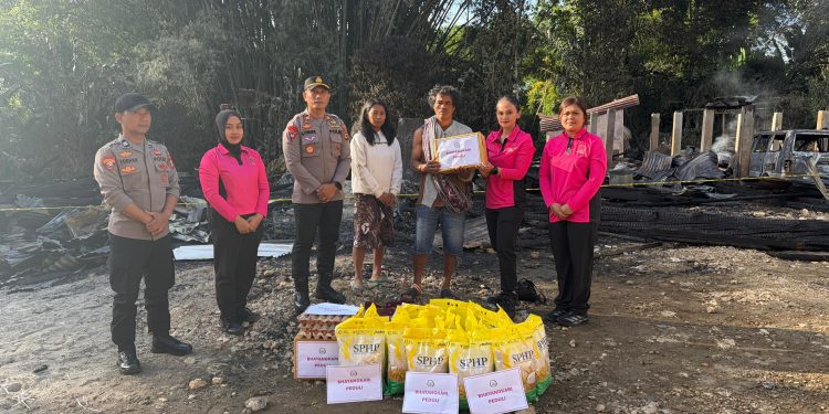 Peduli Korban Kebakaran, Bhayangkari Cabang Toraja Utara Serahkan Bantuan Sosial