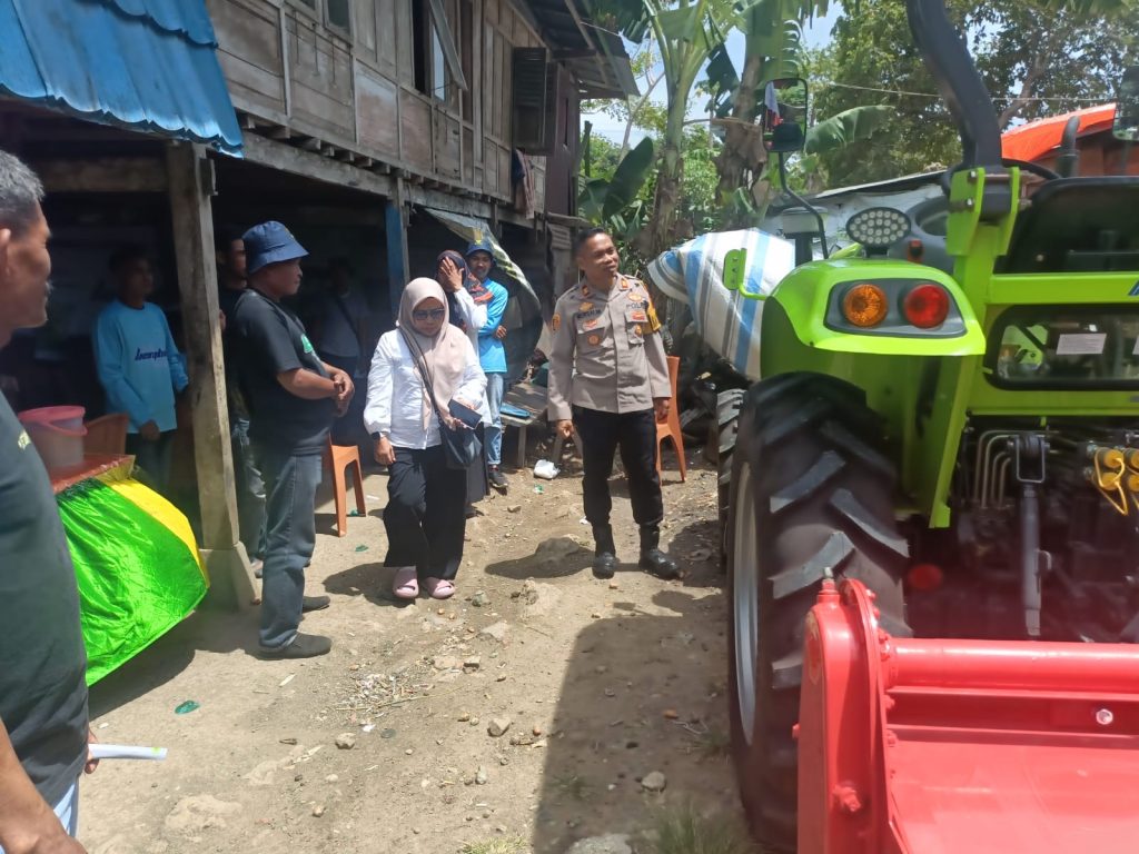 Personel Polsek Takkalalla Polres Wajo Hadiri Giat Pelatihan Traktor Roda Empat di Lagoari