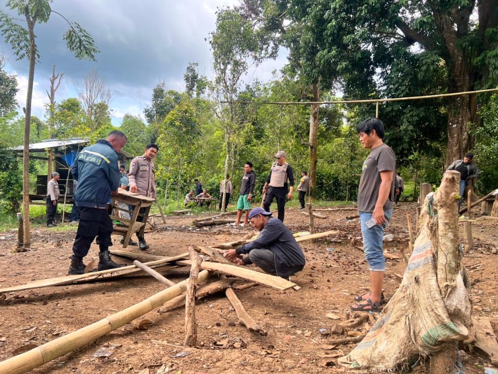 Personel Gabungan Polres Bulukumba Bongkar dan Bakar Arena Sabung Ayam di Bukit Harapan Gantarang