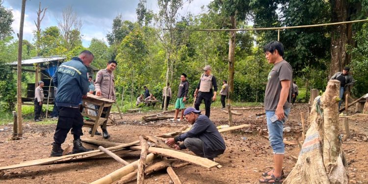 Personel Gabungan Polres Bulukumba Bongkar dan Bakar Arena Sabung Ayam di Bukit Harapan Gantarang