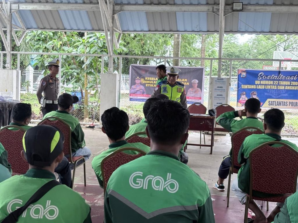 Gandeng Komunitas Ojol, Sat Lantas Polres Maros Sosialisasi UU Nomor 22 Tahun 2009 Dalam Operasi Keselamatan