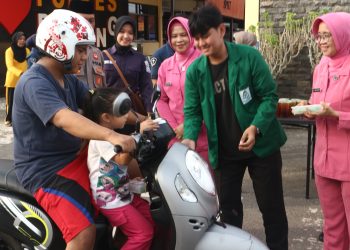 Hadir di Tengah Masyarakat, Personel Polres Pinrang Bagi Takjil Jelang Berbuka Puasa