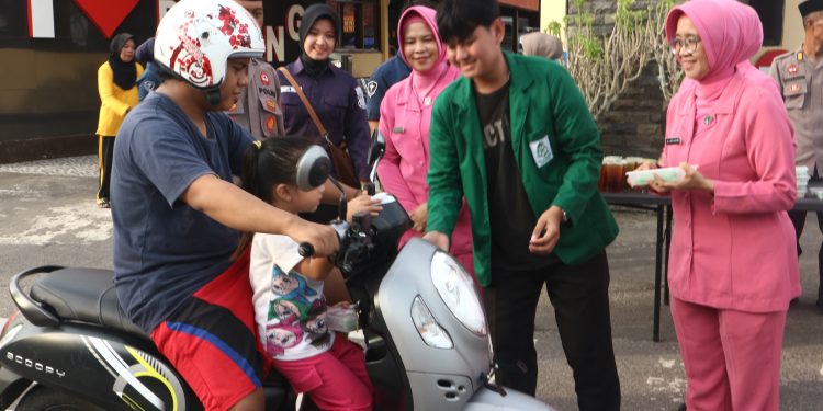 Hadir di Tengah Masyarakat, Personel Polres Pinrang Bagi Takjil Jelang Berbuka Puasa