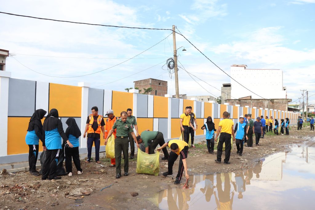TNI–Polri, DLHK, Warga dan Pelajar Kompak Kerja Bakti di Pasar Sentral Bulukumba