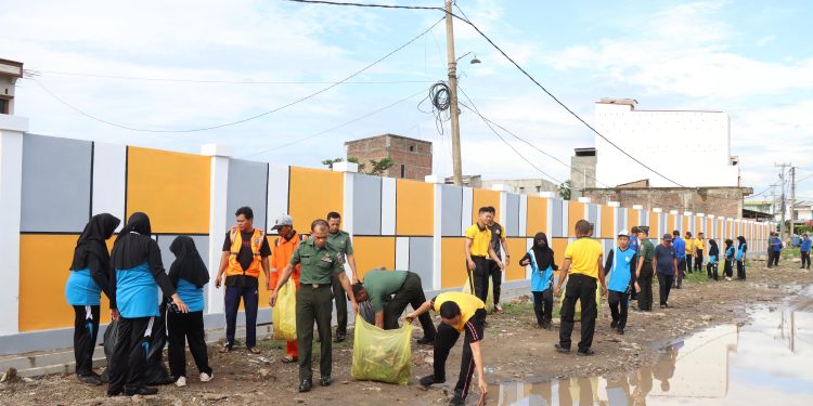 TNI–Polri, DLHK, Warga dan Pelajar Kompak Kerja Bakti di Pasar Sentral Bulukumba