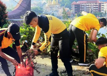 Wujudkan Lingkungan Bersih dan Sehat, Personel Polres Tana Toraja Gelar Jumat Bersih