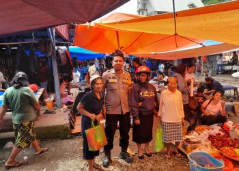 Jelang Ramadhan, Bhabinkamtibmas Polsek Sanggalangi’ Pantau Harga dan Pasokan Sembako di Pasar Ledo