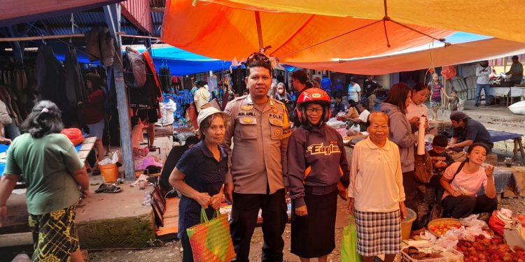 Jelang Ramadhan, Bhabinkamtibmas Polsek Sanggalangi’ Pantau Harga dan Pasokan Sembako di Pasar Ledo