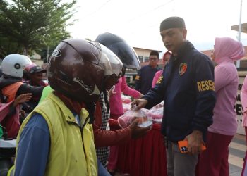 Kasat Reskrim Polres Palopo Pimpin Pembagian Takjil Untuk Masyarakat