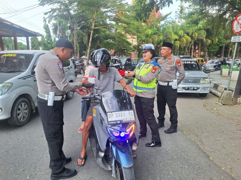 Wujud Perhatian Polri, Satlantas Polres Tator Berbagi Takjil ke Masyarakat