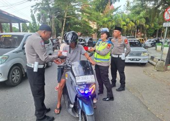 Wujud Perhatian Polri, Satlantas Polres Tator Berbagi Takjil ke Masyarakat