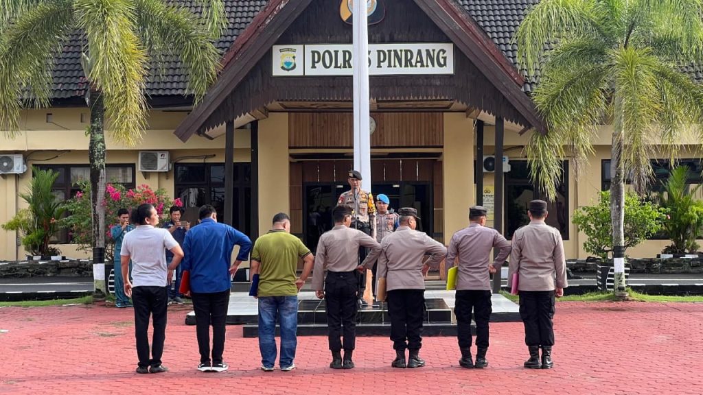 Personel Polres Pinrang Apel Pagi Perdana di Bulan Ramadhan 1447 H