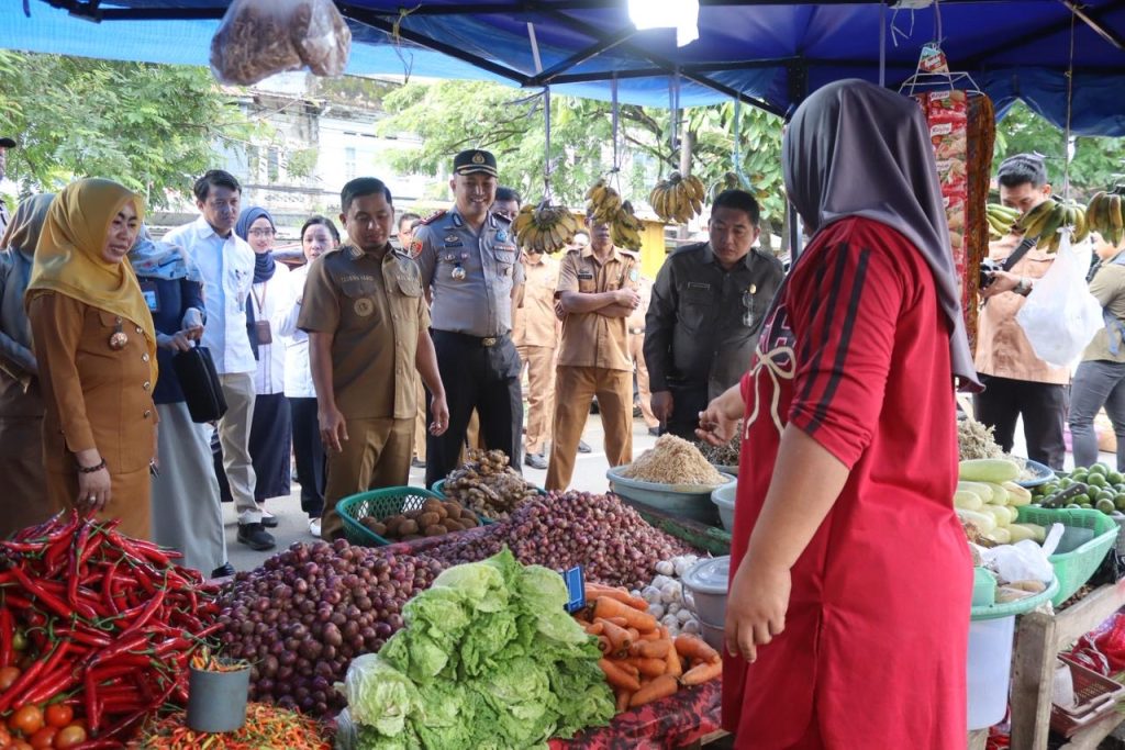Kapolres Parepare - Walikota Pantau Harga Sembako di Pasar Lakessi Jelang Idul Fitri