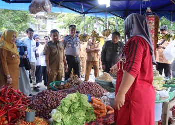 Kapolres Parepare - Walikota Pantau Harga Sembako di Pasar Lakessi Jelang Idul Fitri