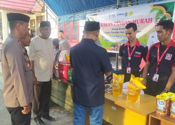Personel Polsek Bontomatene Polres Selayar Amankan Gerakan Pangan Murah Ramadhan