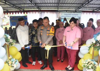 Kapolres Bulukumba Bersama Ketua Bhayangkari Resmikan SPPG Polri