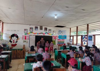 Gelar Police Goes To School, Kapolsek Sesean Berikan Edukasi di SDN 5 Sesean Suloara