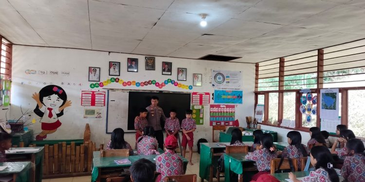 Gelar Police Goes To School, Kapolsek Sesean Berikan Edukasi di SDN 5 Sesean Suloara