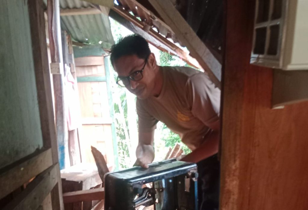 Kapolsek Bontomanai Polres Selayar Ingatkan Warga Waspada Pohon Tumbang Akibat Angin Kencang